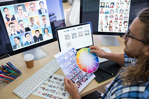 Designer à son bureau