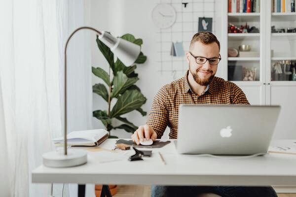 Hombre trabajando en laptop en un escritorio