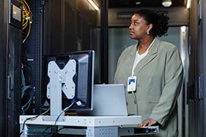 Femme dans une salle de serveurs